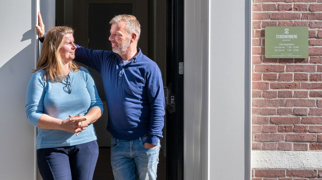 Niels Aben en zijn vrouw Laura voor hun stadsherberg aan de Alphense Raadhuisstraat