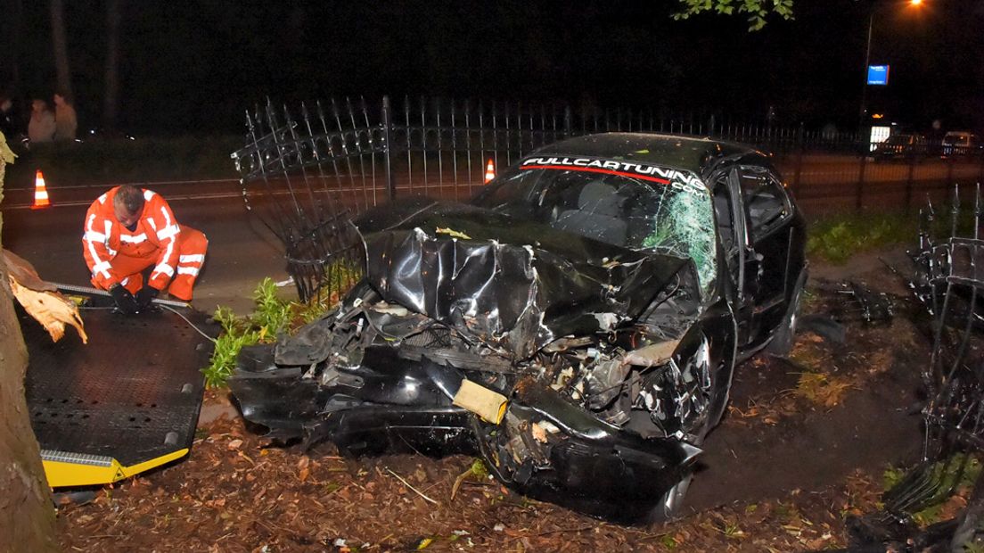 De man ramde een auto en bomen.