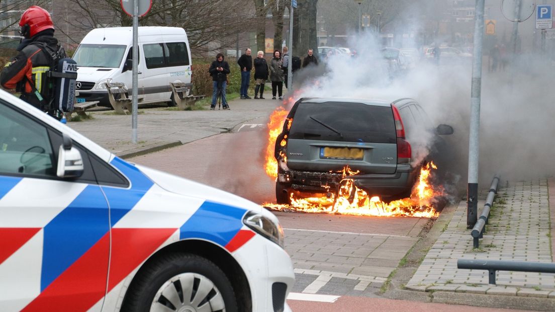 De auto stond al in brand toen de hulpdiensten arriveerden.