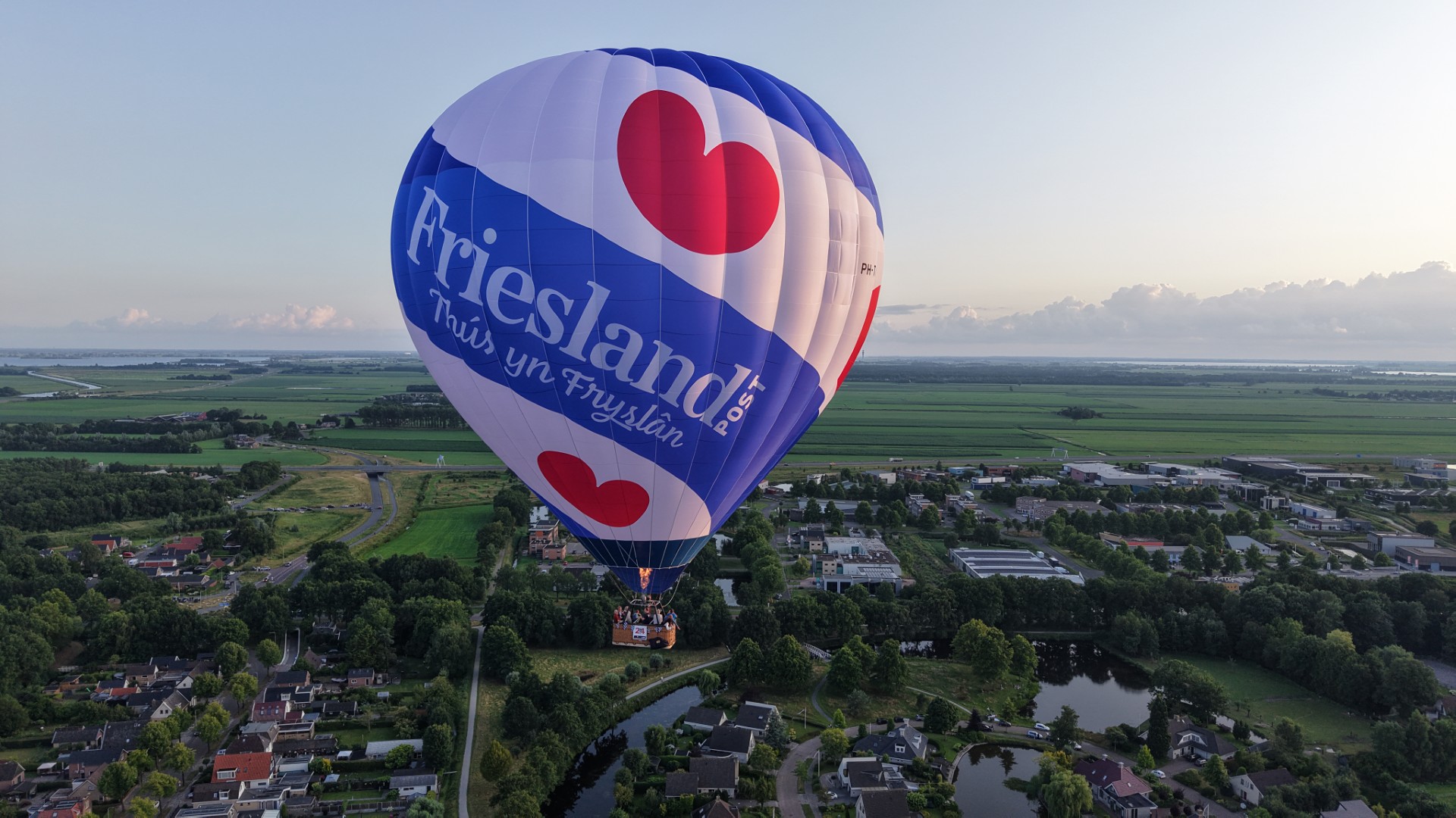 De nieuwe ballon met Friese vlag