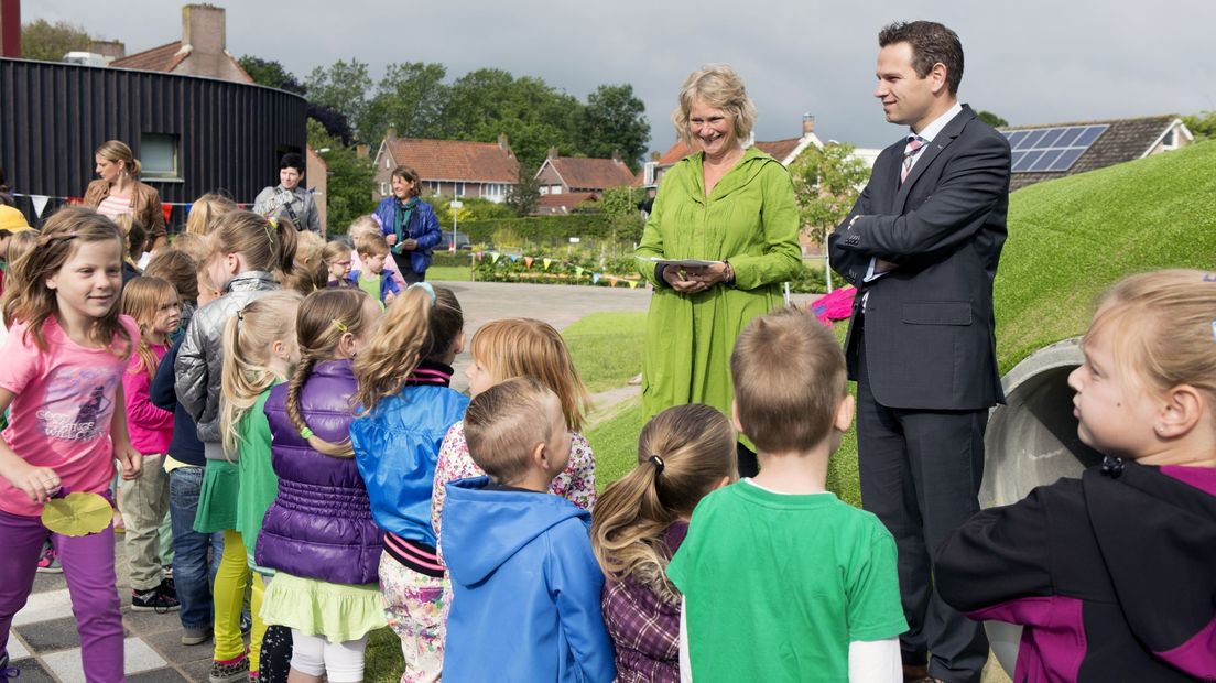 Jo-Annes de Bat als wethouder van Goes bij de opening van een schoolplein