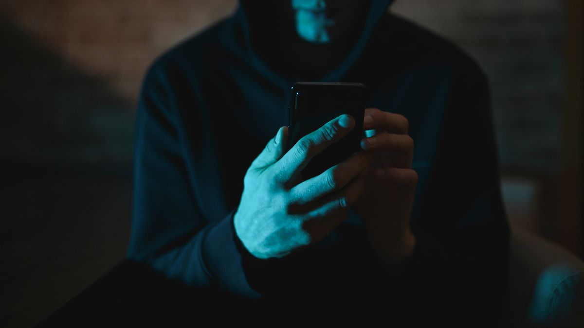 Celstraf voor trainer die naakte meisjes stiekem in kleedkamer filmde