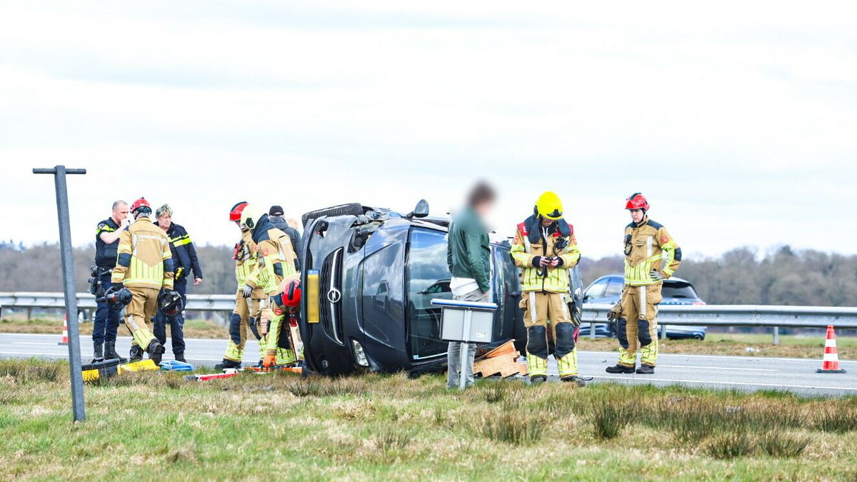 Auto over de kop op A7 bij Beetsterzwaag