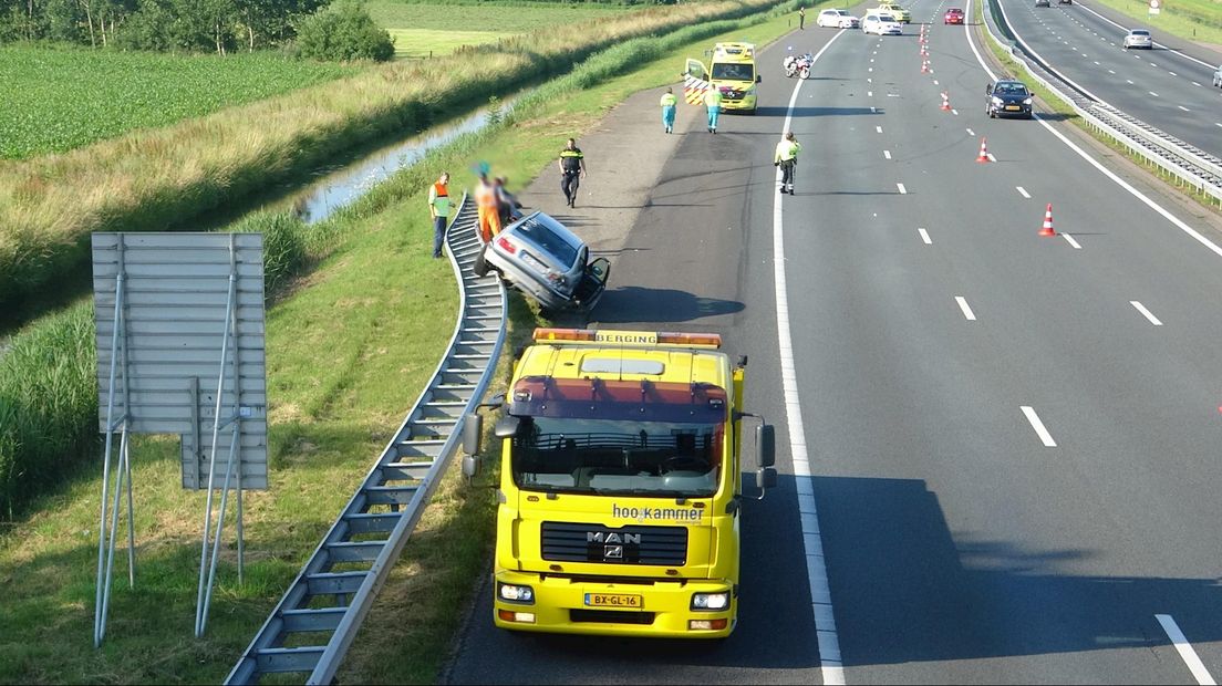 Auto belandt op vangrail na eenzijdig ongeval A28