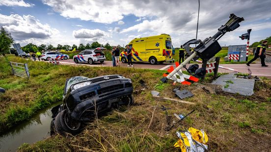 Zware botsing bij spoor: traumahelikopter ingezet en treinen staan stil