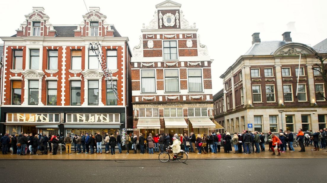 Mensen in de rij bij Plato in Stad