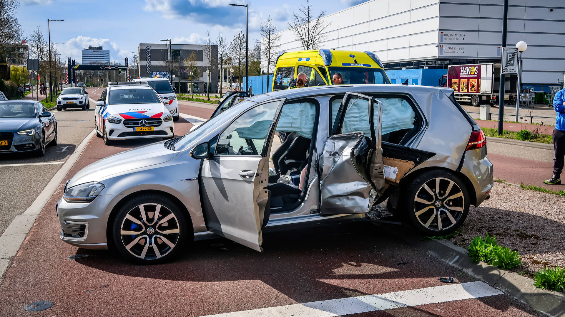 Auto en bus botsen op elkaar op Utrechtse Veilinghavekade