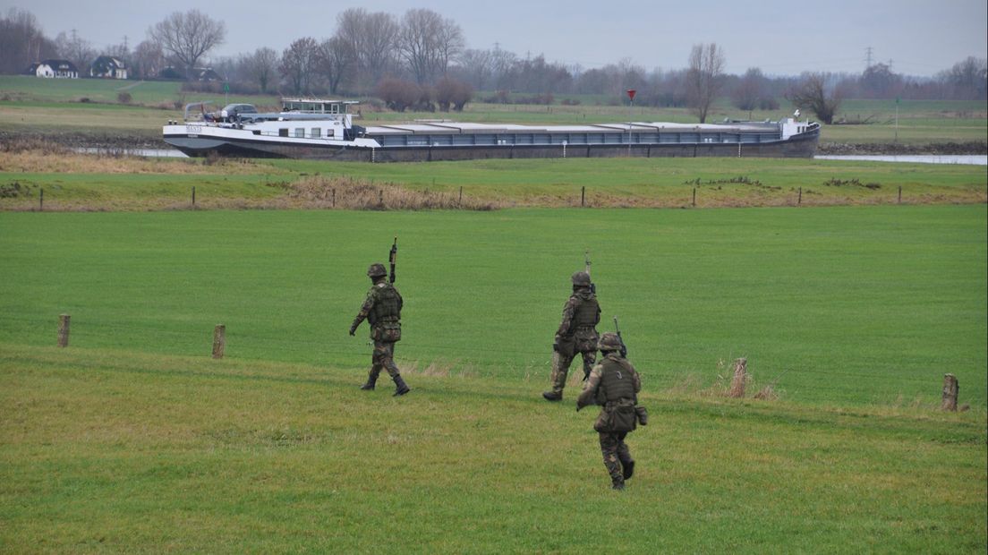 Militairen steken met rubberboten de IJssel over in Welsum