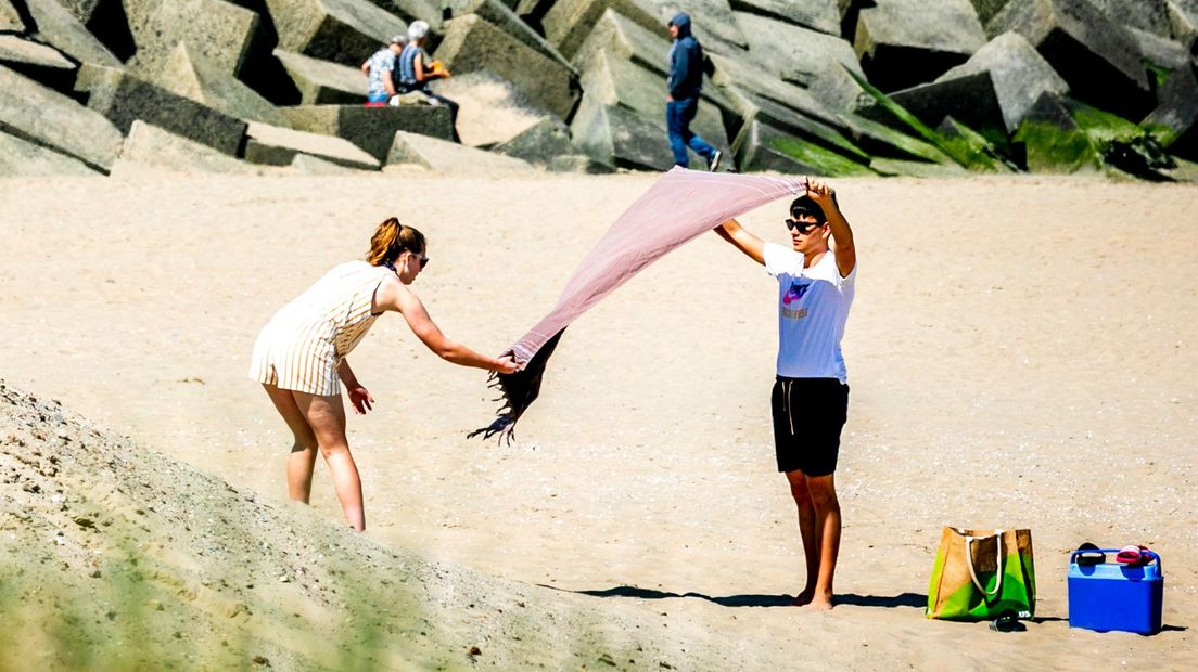 Badgasten op het strand