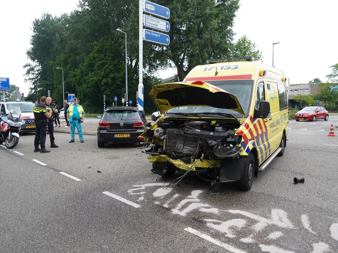 Ambulance botst tijdens spoedrit op auto in Kralingen