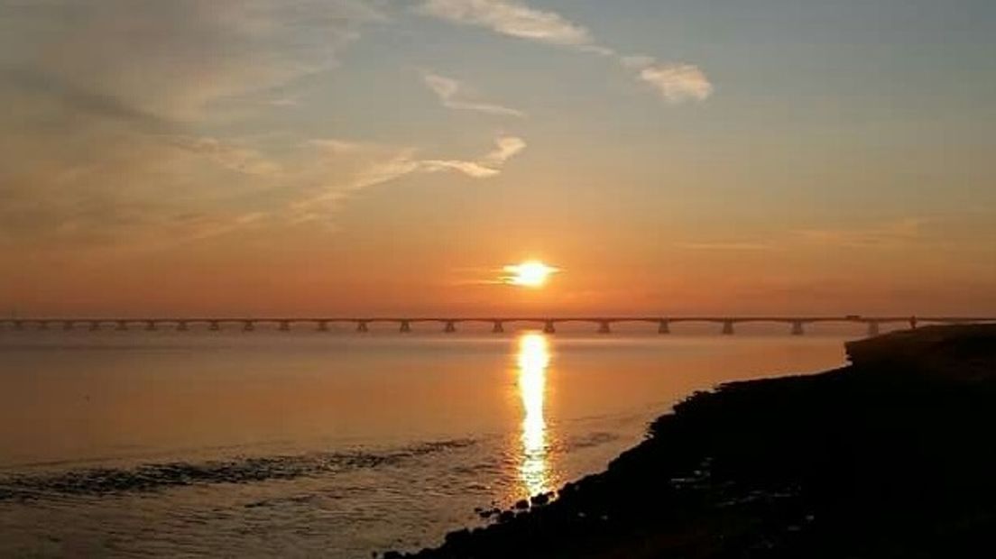 De zon schittert over de Oosterschelde