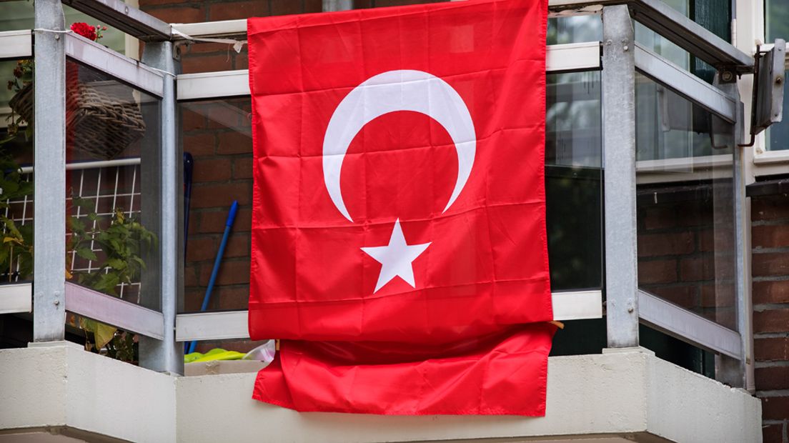 Een Turkse vlag op een Nederlands balkon.