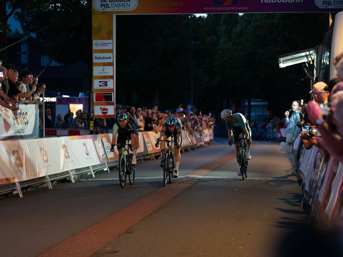 Olav Kooij wint Gouden Pijl na meesterlijke eindsprint