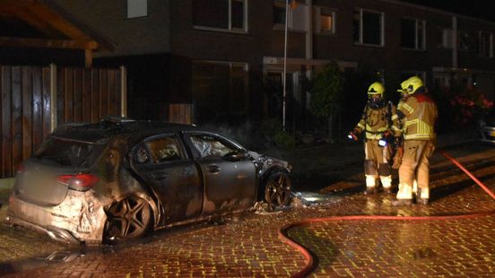 Opnieuw autobrand Zaltbommel • bliksem slaat in