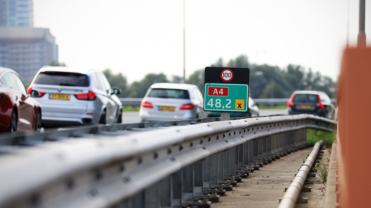 File op A4 bij Zoeterwoude door auto met pech