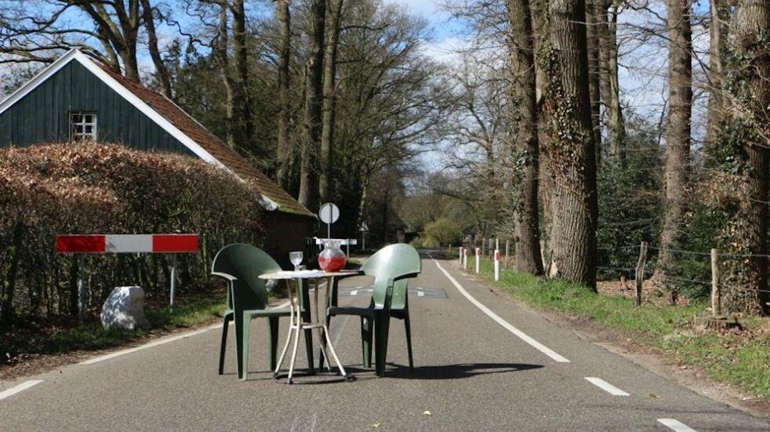 Een setje tuinmeubelen op de Burgemeester Stroinkstraat in Enschede