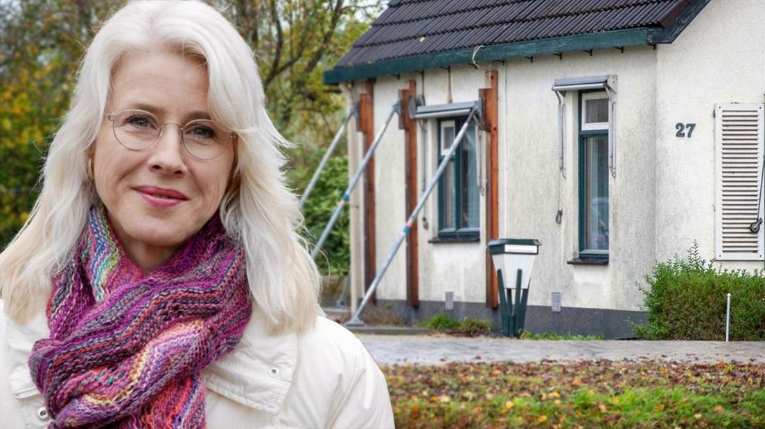 Mona Keijzer, met op de achtergrond een van de verzakte woningen