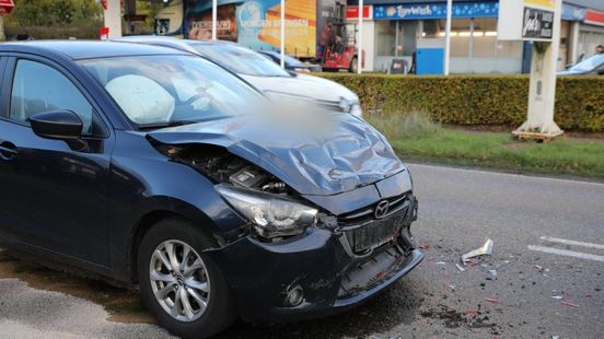 Brandweer bevrijdt persoon uit auto
