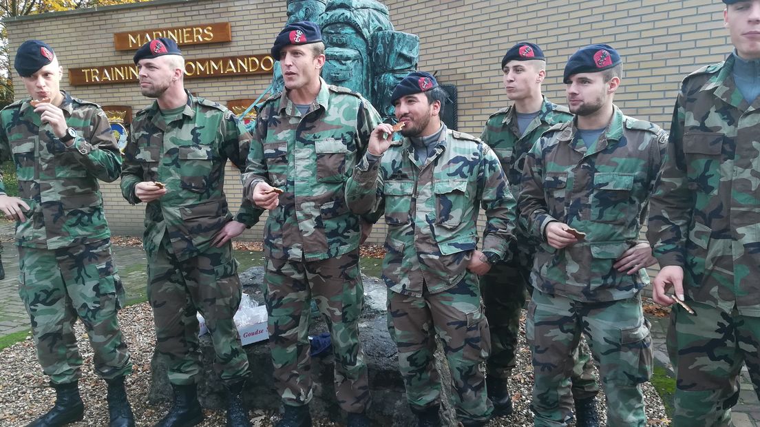 De mariniers genieten van de stroopwafels.