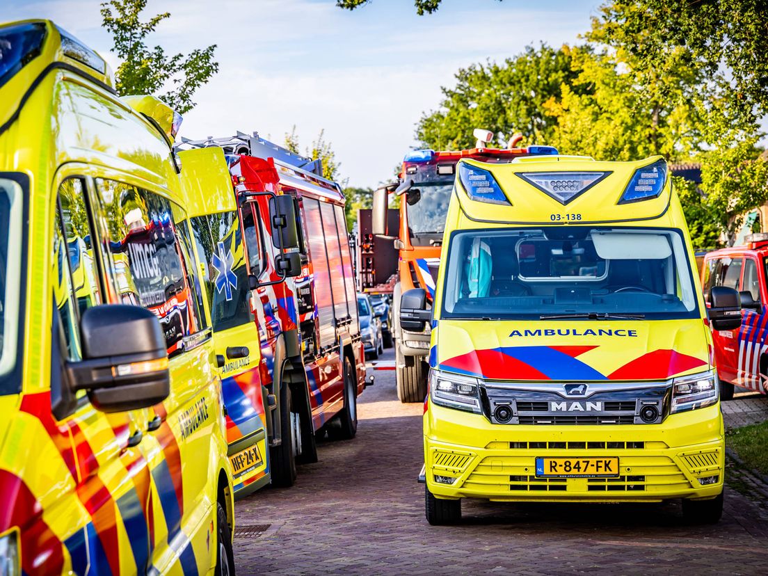 Shovel rijdt tegen woning aan in Schoonebeek, bewoner gewond
