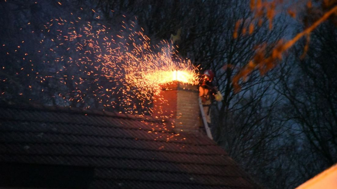 De schoorsteenbrand woedde aan de Ganzedijk