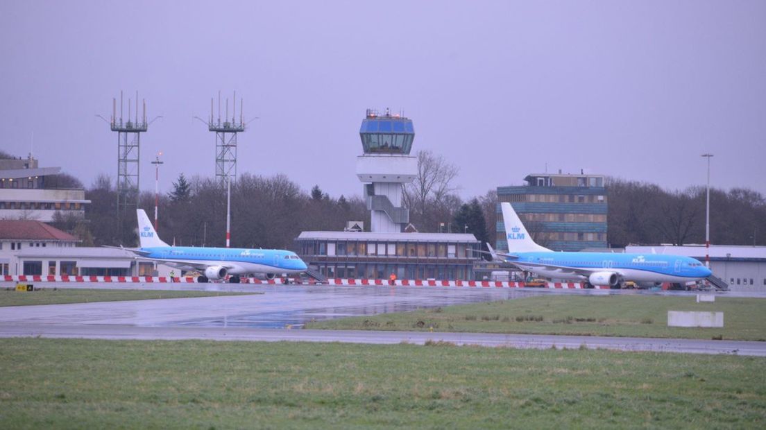 Twee KLM-toestellen op Groningen Airport Eelde.