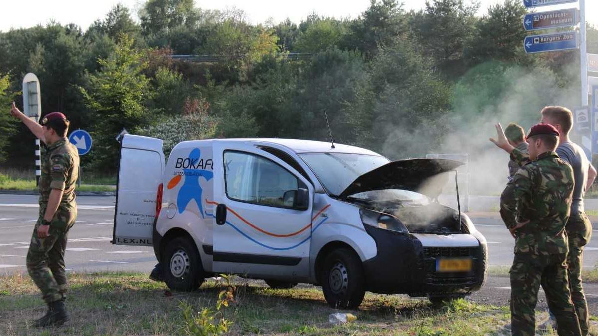 Geluk bij een ongeluk: passerende defensiemedewerkers blussen autobrand