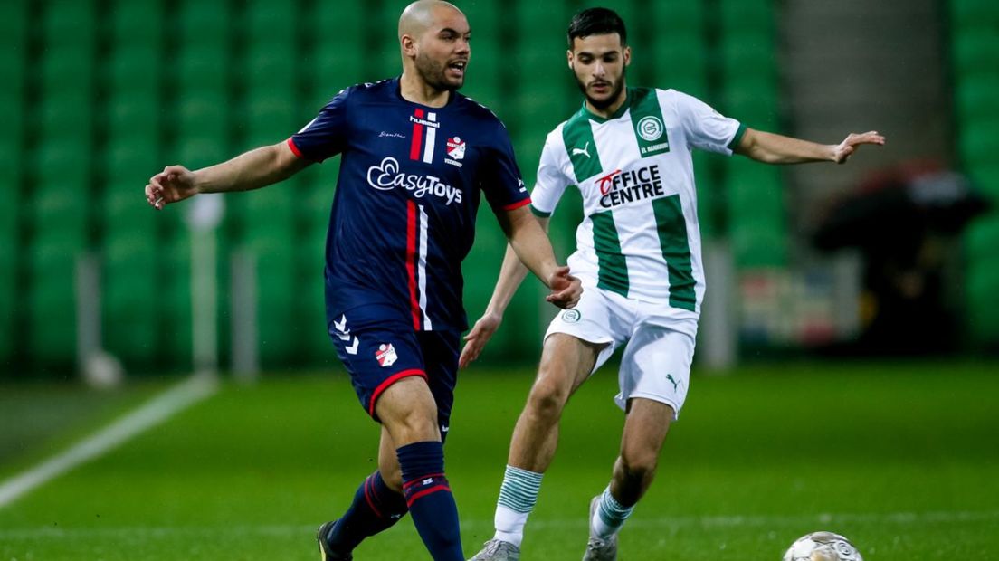 El Hankouri gaat namens FC Groningen het duel aan met Veendorp van Emmen