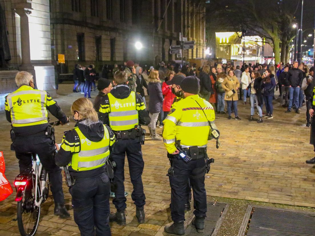 Demonstranten bij stadhuis in Rotterdam.