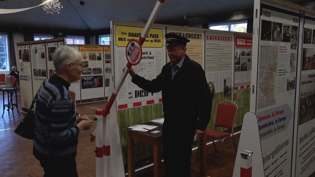 Bep Godthelp bezoekt als emigrant de tentoonstelling