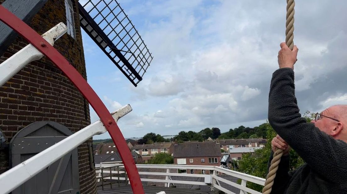 Molenaar Gerard Snijders bij de Ingense molen