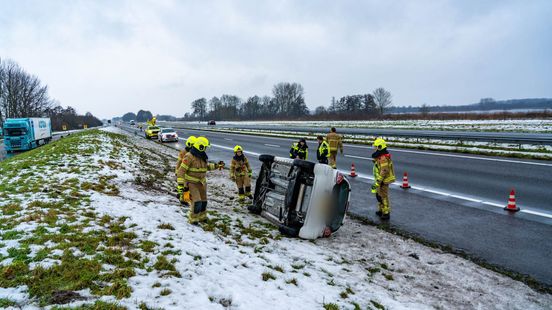 Auto glijdt van A28 bij Putten