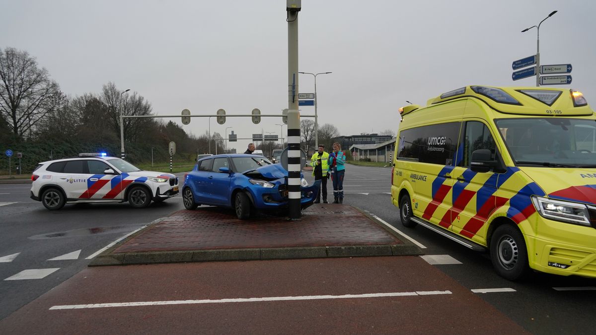 Auto botst op verkeerslicht in Assen, weg deels afgesloten