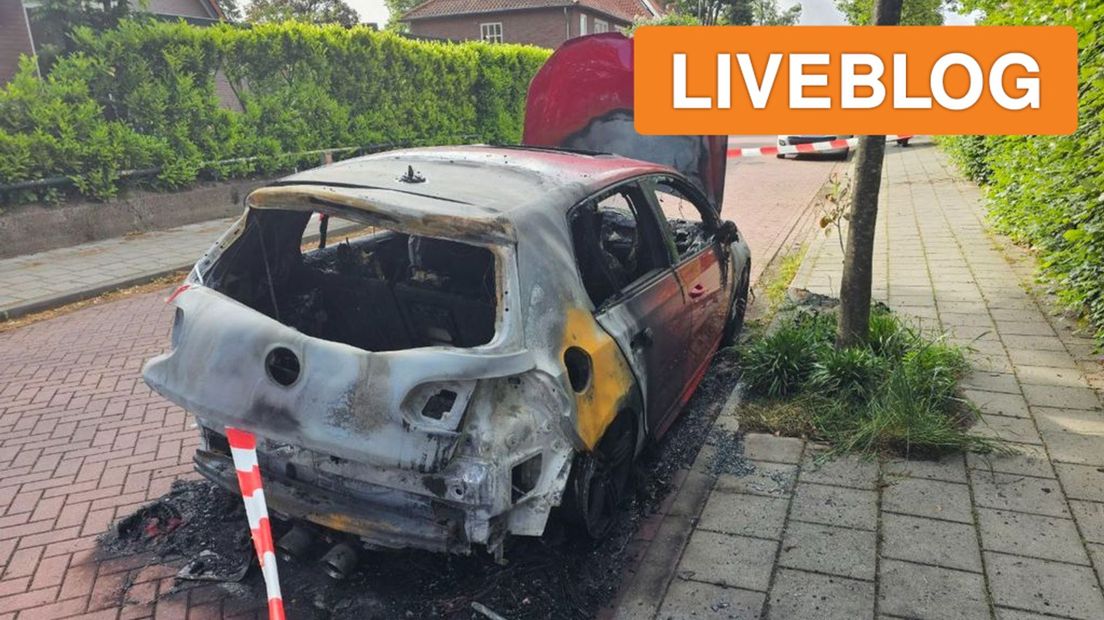 De auto brandde helemaal uit.