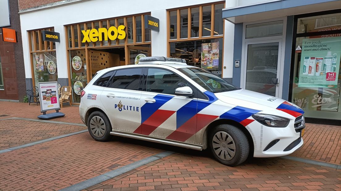 Politie bij de winkel aan de Langestraat in Winschoten