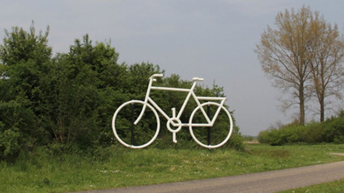 Het 600 kilo zware kunstwerk De Herenfiets dat vorige week verdween vanaf de A28 bij Nulde is opgedoken in Westerbork.