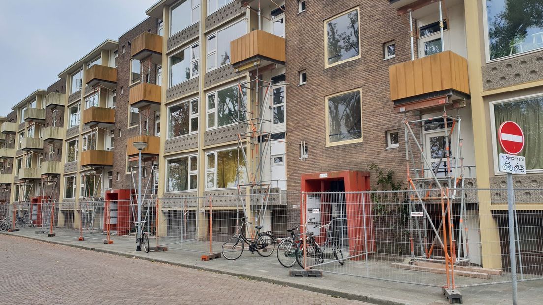Gestutte balkons aan de Westindische kade in Groningen