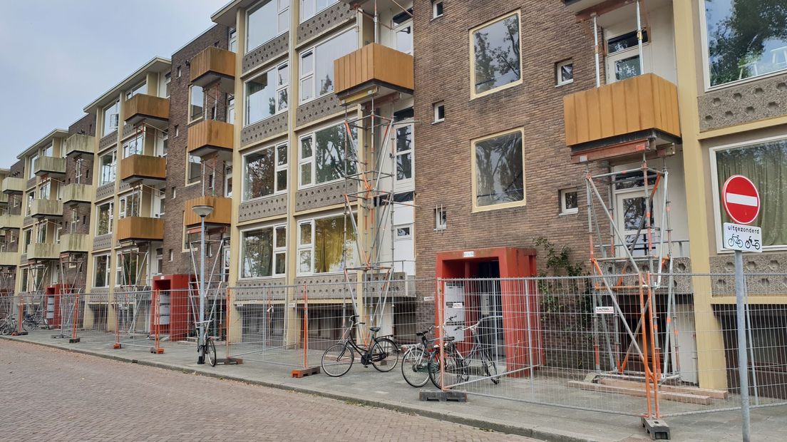 Gestutte balkons aan de Westindischekade in Groningen