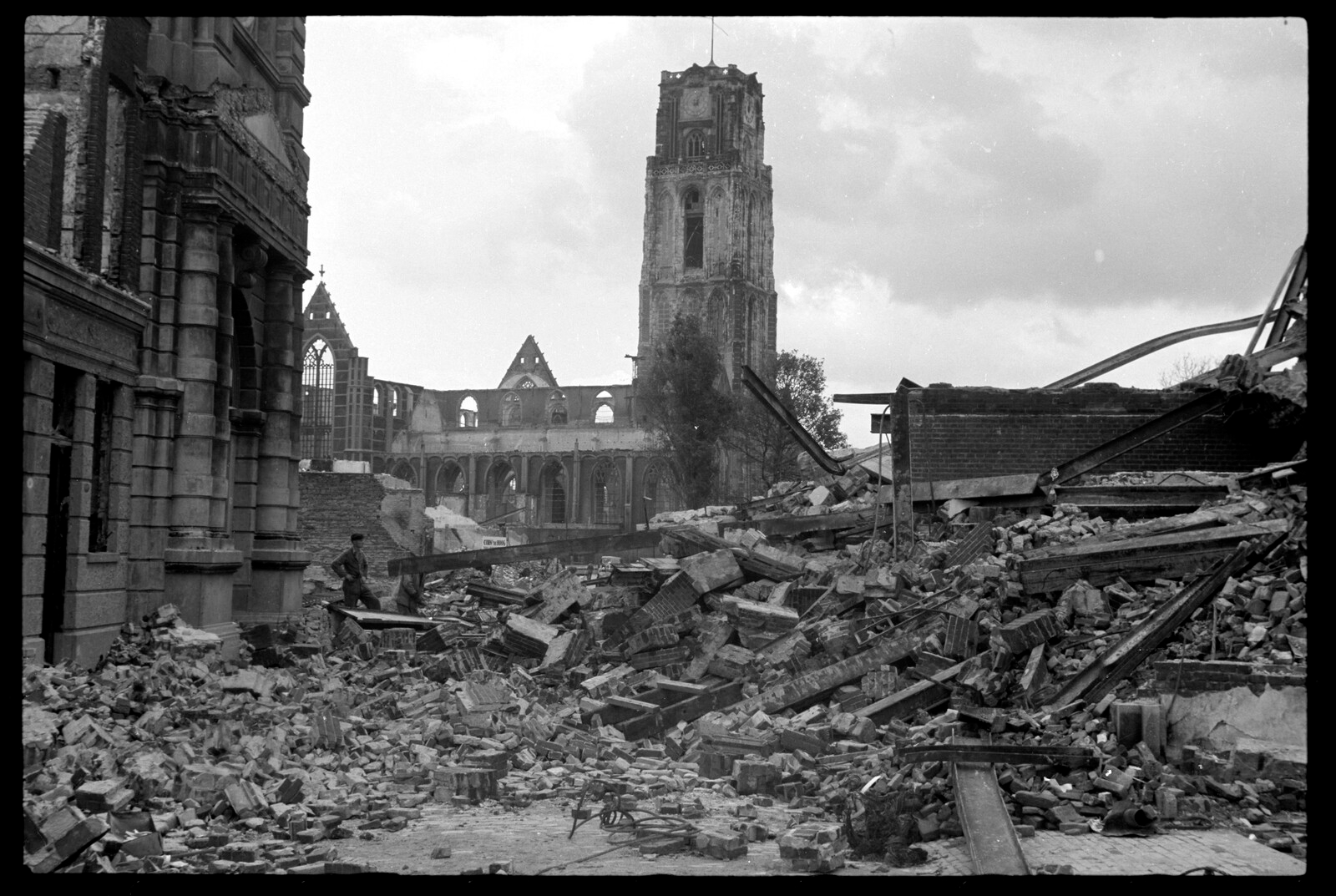 De toren van de Laurenskerk overleefde het bombardement op Rotterdam.