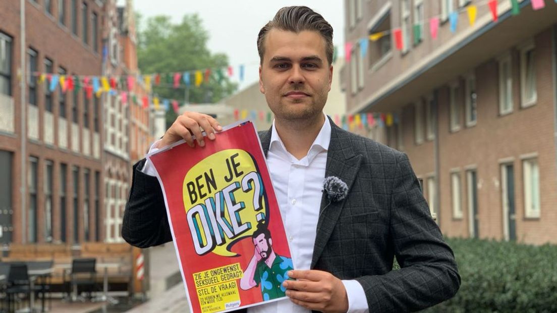 Bastian Drees van de gemeente Enschede met de nieuwe poster