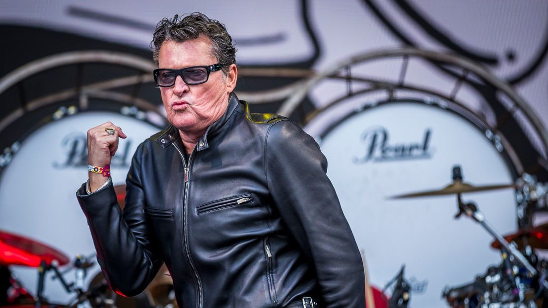 Barry Hay tijdens het optreden van de Golden Earring op Pinkpop 2019.