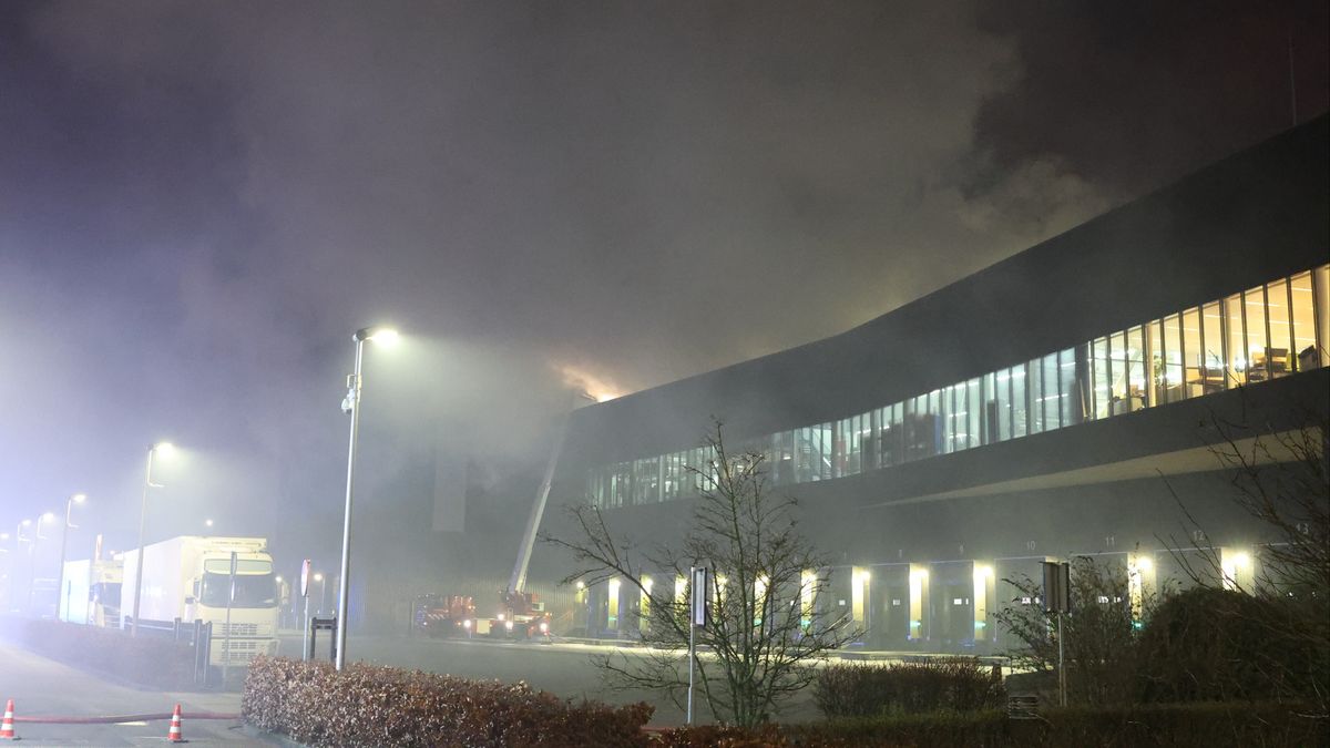 Grote brand bij groothandel in Maasdijk