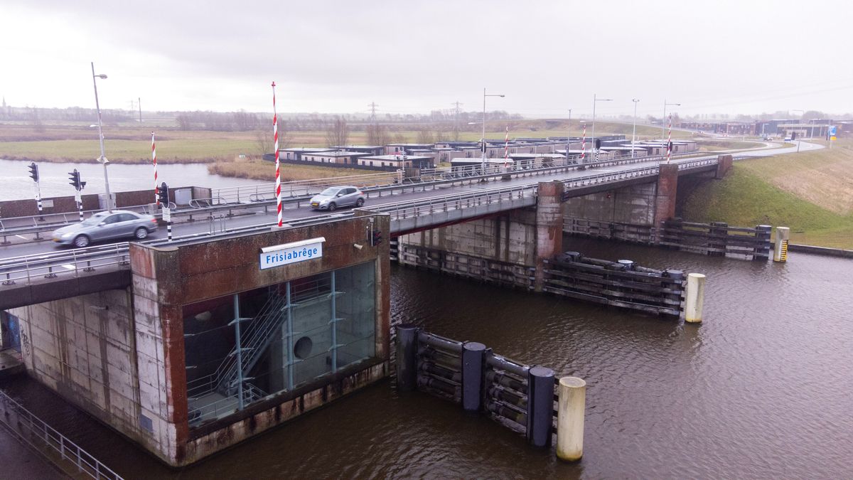 Frisiabrug bij Franeker blijft dicht door storing