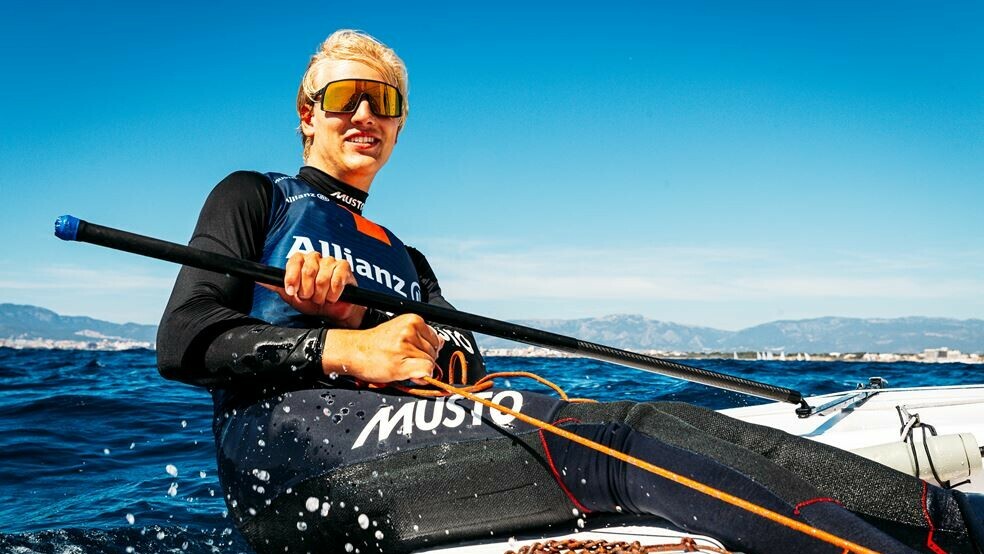 Willem Wiersema (23) wereldkampioen op WK zeilen in China: "Kan het nauwelijks bevatten"