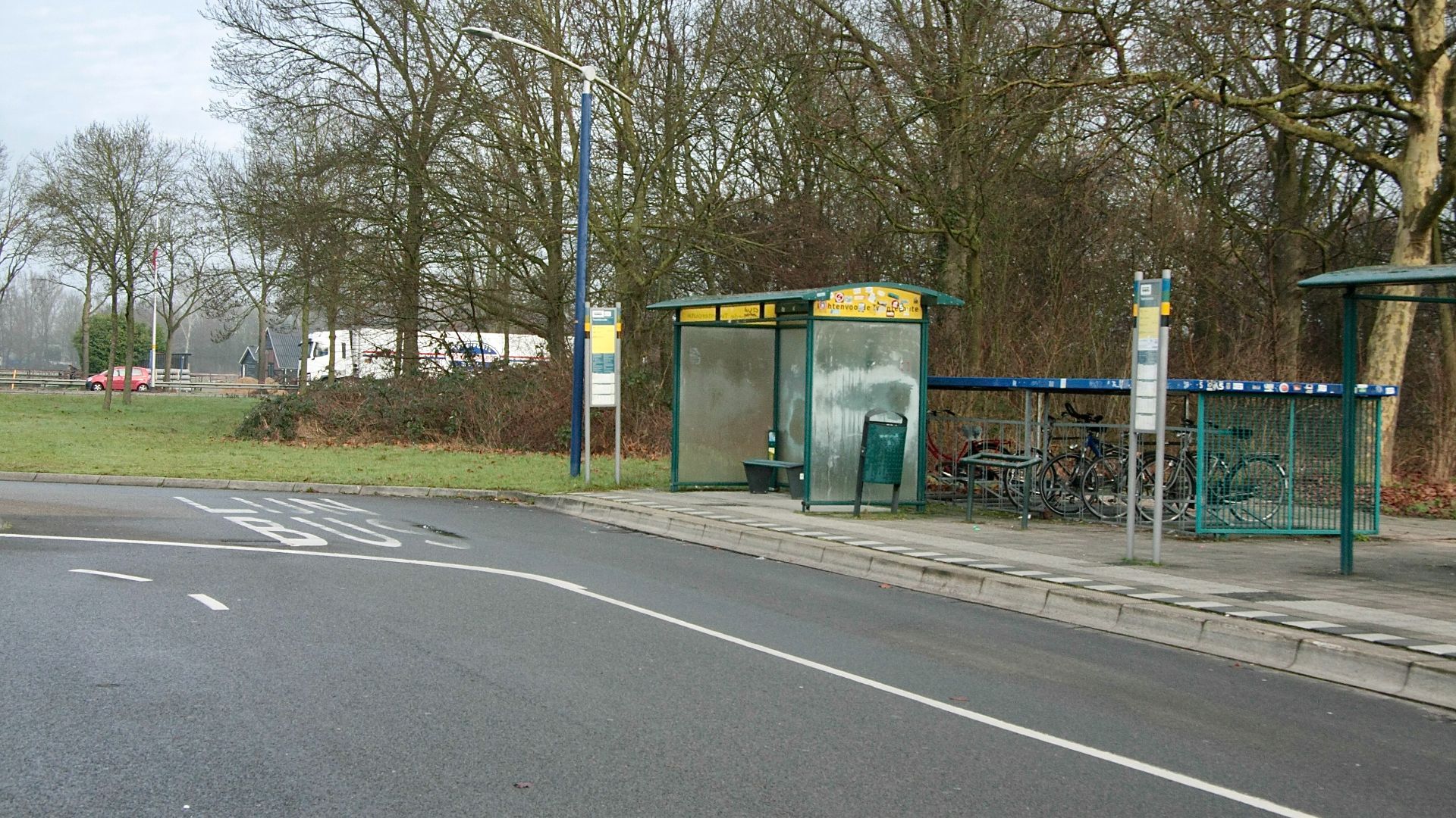 Een stil leven bij het busstation in Lichtenvoorde: 'vandaag geen bus'.