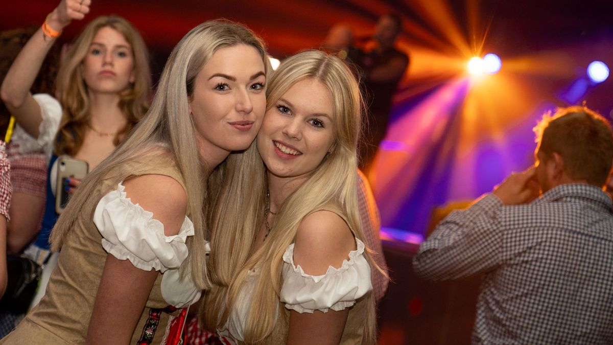 In Beeld: Feestgangers gaan los op Oktoberfest Alteveer