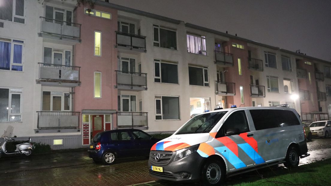 De politie doet onderzoek bij de overvallen portiekwoning aan de Wilgenlaan in Delft.