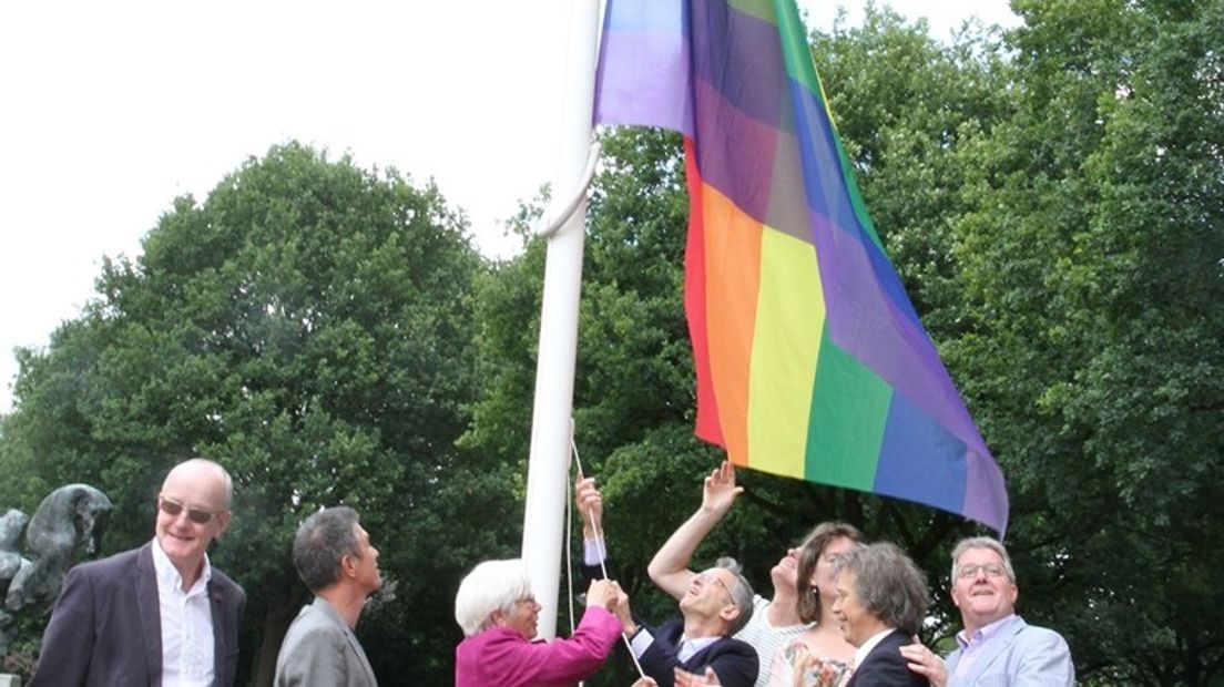 Het hijsen van de regenboogvlag, twee jaar geleden (Rechten: provincie Drenthe)