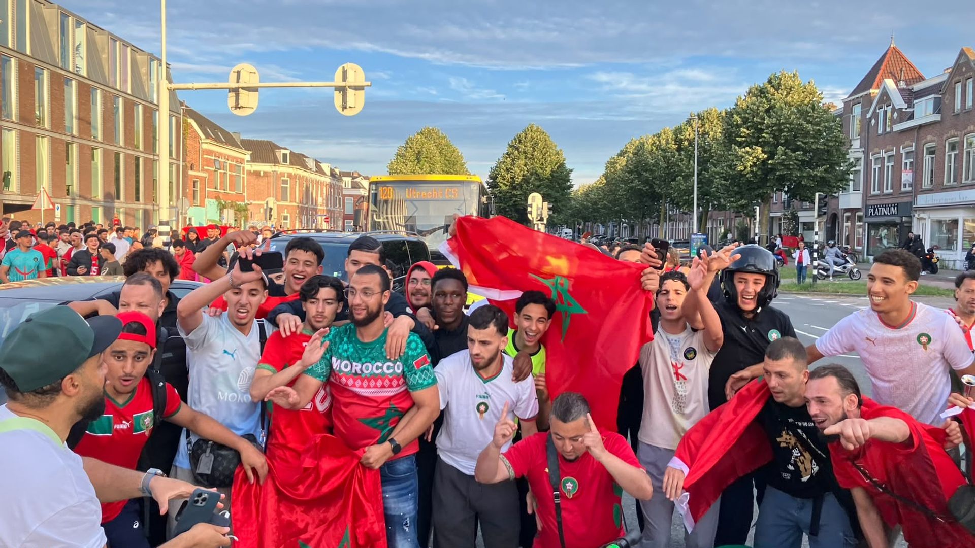 Marokkaanse supporters vieren feest: getoeter en vuurwerk na winst op Nederland