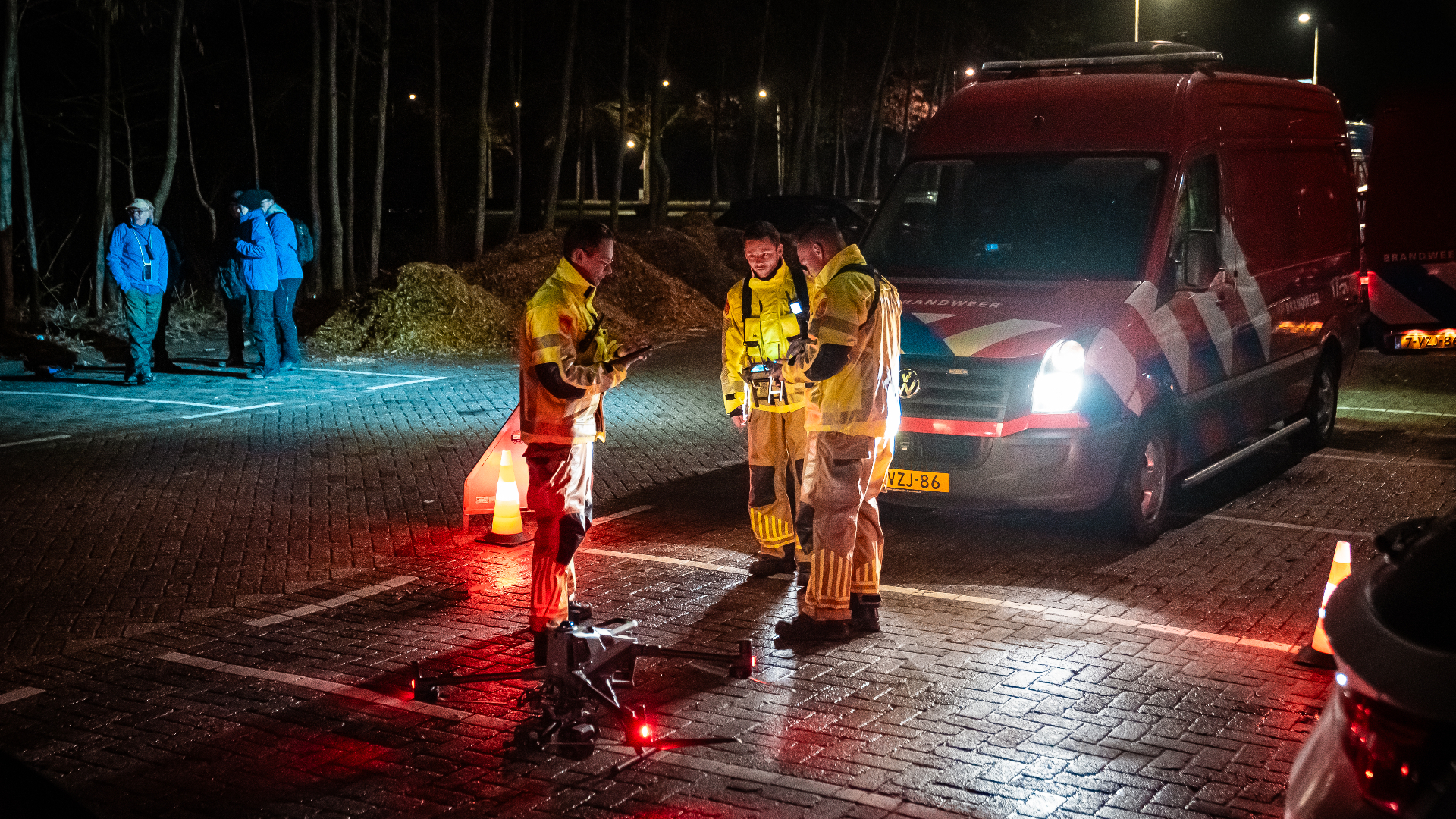 Onder andere meerdere politieagenten, het Veteranen Search Team en het droneteam van de brandweer zochten mee naar de 75-jarige vrouw.